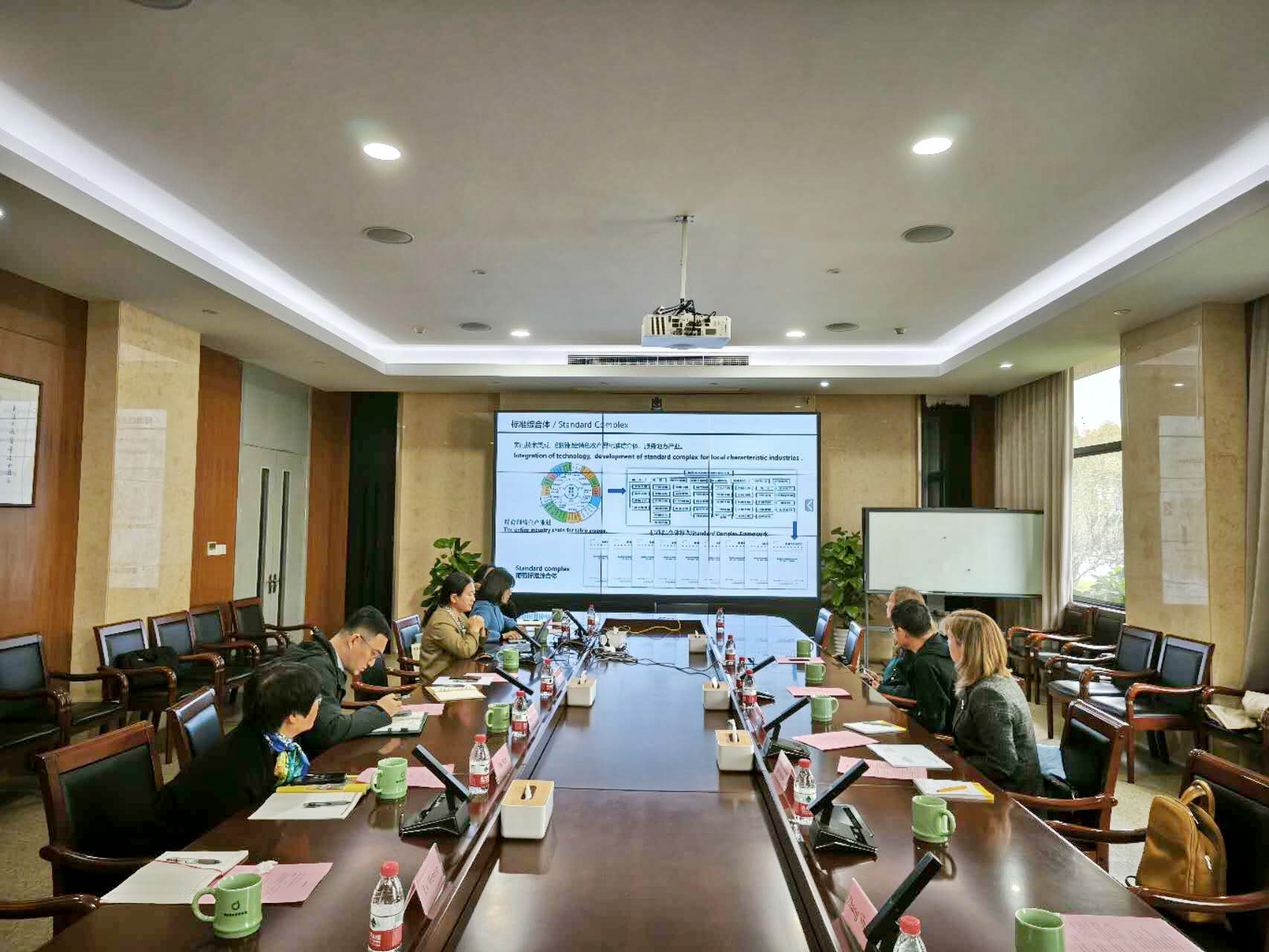 Read more about the article Делегация Центра по продовольствию посетила НИИ безопасности и качества сельскохозяйственного сырья и пищевых продуктов провинции Чжэцзян